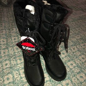 Totes Boost size 8 womans